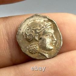 Belle pièce d'argent massif de l'aigle romain antique avec visage de roi